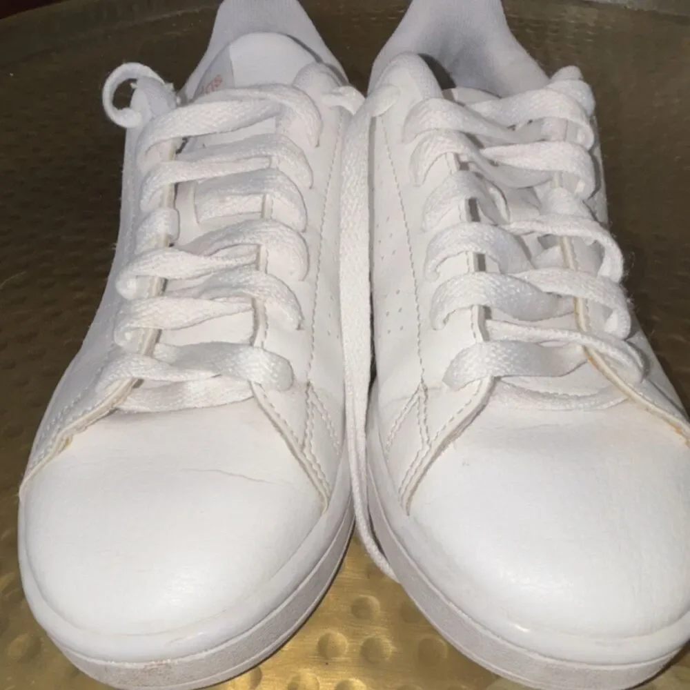 adidas Men’s White & Gold Solid Low Top Lace-Up Sneakers Gold Heel size 6